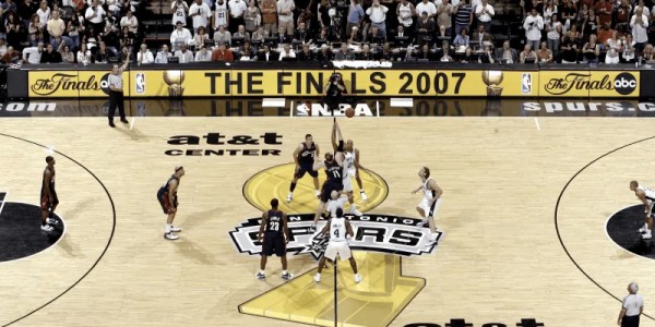 FB体育登录入口-怀旧经典！NBA官方分享2005年-2009年总决赛金杯LOGO地板